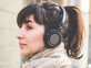 אוזניות, אישה (צילום: Shutterstock/Eugenio Marongiu)