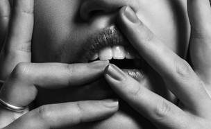 קלוז אפ שפתיים (צילום: Gabriel Matula, Unsplash)