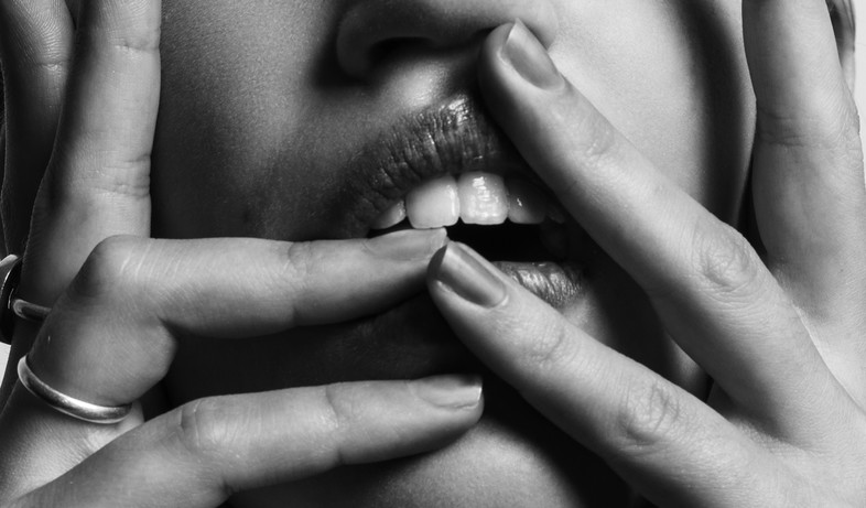 קלוז אפ שפתיים (צילום: Gabriel Matula, Unsplash)