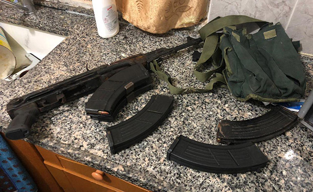 הנשק שנתפס אצל ברגותי (צילום: דוברות המשטרה, חדשות)