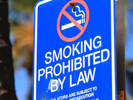 שלט בהוואי - אחת המדינות המגבילות ביותר למעשנים (צילום: SKY NEWS, חדשות)