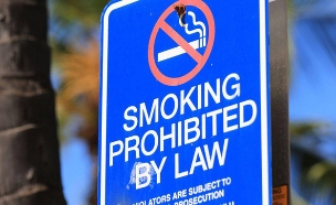 שלט בהוואי - אחת המדינות המגבילות ביותר למעשנים (צילום: SKY NEWS, חדשות)