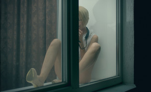 אישה בחלון (אילוסטרציה) (צילום: shutterstock | Zapylaiev Kostiantyn)