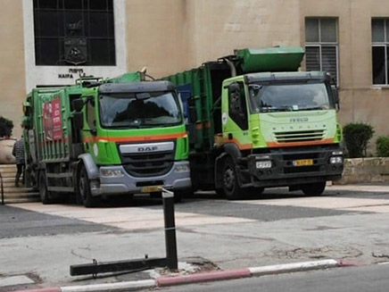 משאיות זבל חוסמות את הכניסה לבניין עיריית חיפה (צילום: חדשות)