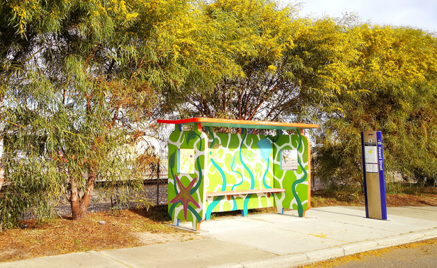 תחנת אוטובוס במערב אוסטרליה (צילום: ellinnur bakarudin, shutterstock)