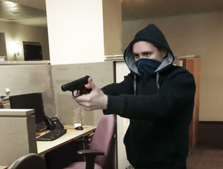 איש מאיים עלינו באקדח במשרד (צילום: רחלי רוטנר)
