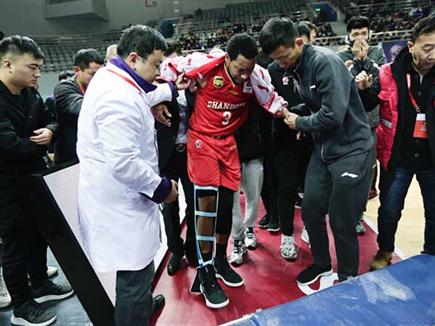 מפונה ממשחק של שנדונג בעקבות הפציעה הקשה (VCG) (צילום: ספורט 5)