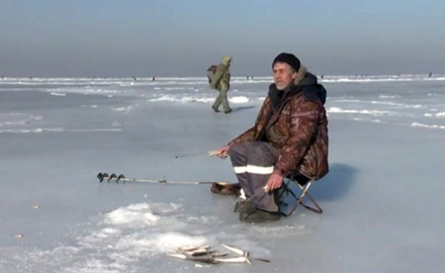 דייגי הקרח יוצאים לדוג בקור העז. צפו (צילום: enex‎, חדשות)
