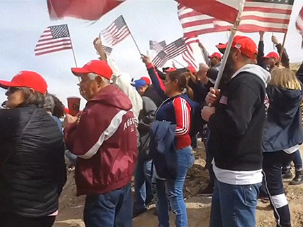 אזרחים מפגינים בעד החומה בין ארה