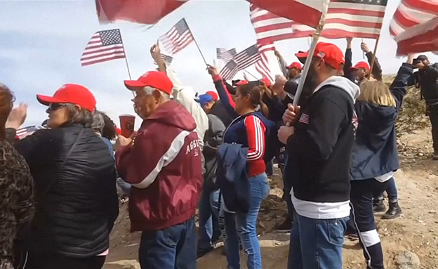 אזרחים מפגינים בעד החומה בין ארה"ב למקסיקו (צילום: רויטרס‎, חדשות)