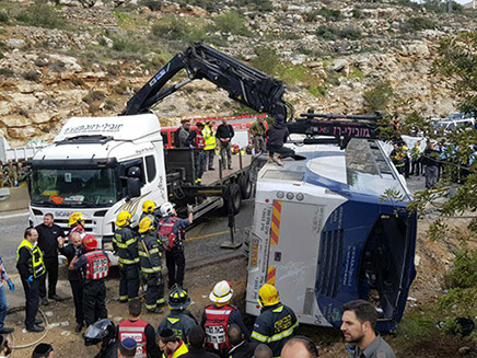 2 הרוגים ועשרות פצועים בהתהפכות האוטובוס (צילום: דוברות כבאות והצלה, חדשות)