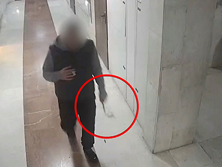 כהן בדרך לזירה כשהוא חמוש בסכין (צילום: דוברות המשטרה‎, חדשות)