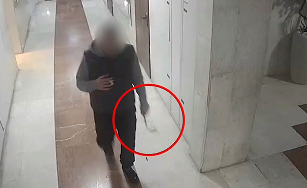 כהן בדרך לזירה כשהוא חמוש בסכין (צילום: דוברות המשטרה‎, חדשות)