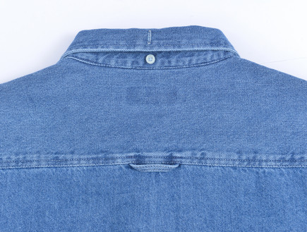 גב חולצת ג'ינס (צילום: inchic / Shutterstock)