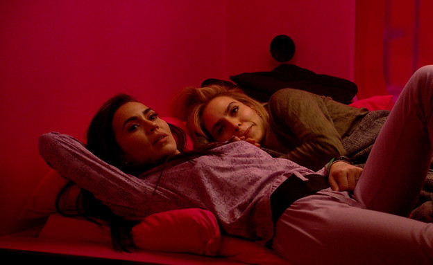 שרי ומנואל מצטופפות במיטה אחת (צילום: מתוך 񓠉", שידורי קשת)