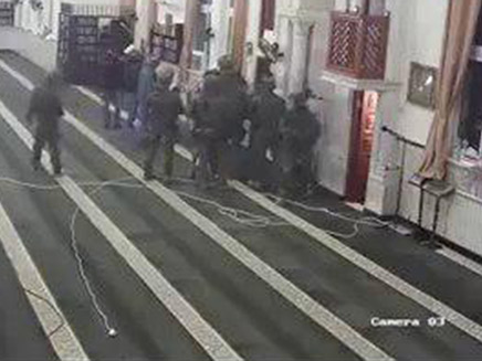 הלוחמים פשטו על המסגד (צילום: מצלמות האבטחה‎, חדשות)