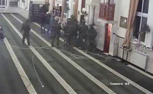 הלוחמים פשטו על המסגד (צילום: מצלמות האבטחה‎, חדשות)