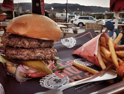 המבורגר בכביש 90 (צילום: לימור הולץ)