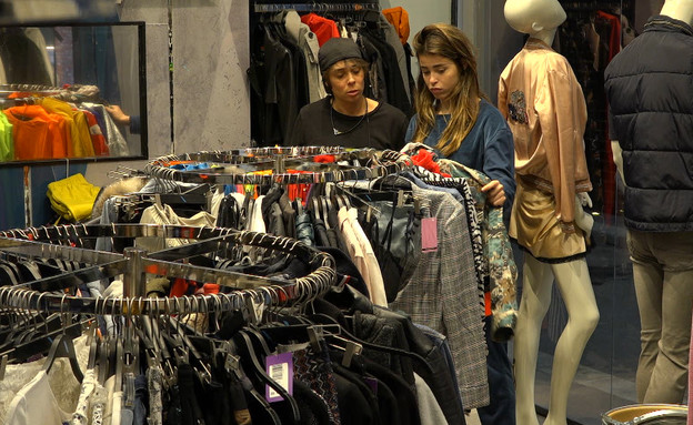 סיגל והודיה קונות בגדים (צילום: מתוך 