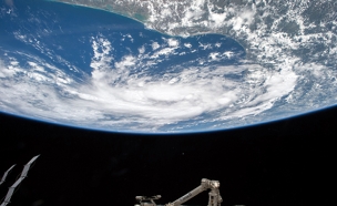תחנת חלל משקיפה על כדור הארץ (צילום: רויטרס, חדשות)