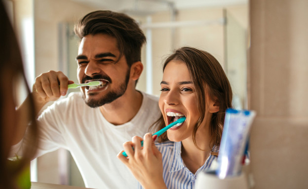 זוג מצחצח שיניים (צילום:  bbernard, shutterstock)