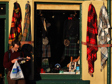 חנות בגדים סקוטים מסורתיים באינוורנס (צילום:  Dean Mouhtaropoulos, Getty Images)