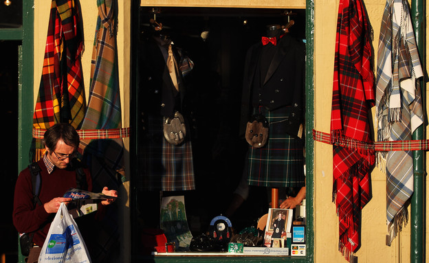 חנות בגדים סקוטים מסורתיים באינוורנס (צילום:  Dean Mouhtaropoulos, Getty Images)