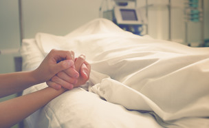 איש גוסס (צילום: By Dafna A.meron, shutterstock)