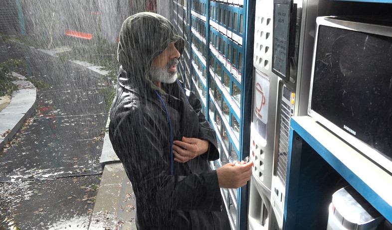 סמי קונה בגשם (צילום: מתוך "2025", שידורי קשת)