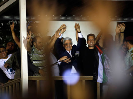 אבו-מאזן מברך אסירים משוחררים, ארכיון (צילום: רויטרס, חדשות)