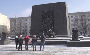 אנדרטה לזכר קורבנות השואה בוורשה (ארכיון (צילום: החדשות)