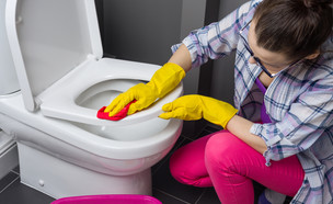 אישה מנקה שירותים (צילום: VH-studio, shutterstock)