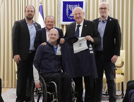 spaceil's founders with the prsident and Morris Kahn (צילום: Amos Ben Gershom)