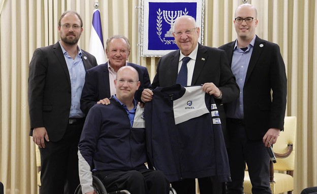 spaceil's founders with the prsident and Morris Kahn (צילום: Amos Ben Gershom)