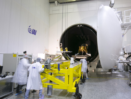 SpaceIL's spacecraft at the entrance to the vacuum chamber (צילום: אלון רון)