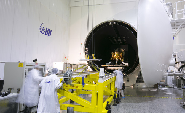 SpaceIL's spacecraft at the entrance to the vacuum chamber (צילום: אלון רון)