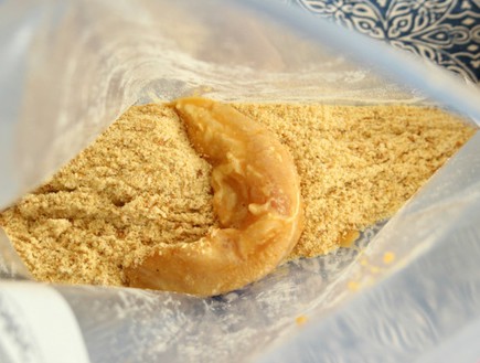 מכניסים רצועת חזה עוף לשקית פירורי הלחם (צילום: מיכל שמיר, מיכל אופה עוגה)
