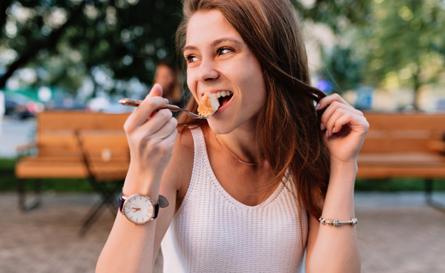 אישה אוכלת (צילום: Photo Book Pro, shutterstock)