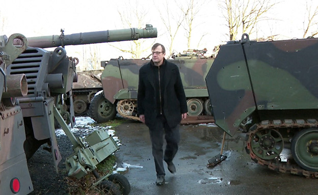 טנקים בשדה הקרב - ובחצר הבית. צפו (צילום: חדשות)
