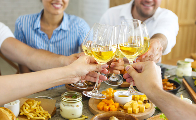 יינות וגבינות (צילום: Dasha Petrenko | Shutterstock)