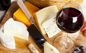 יינות וגבינות (צילום: Dasha Petrenko | Shutterstock)
