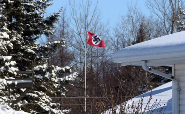 דגל נאצי מונף בקנדה (צילום: מתוך הטלוויזיה הקנדית, חדשות)
