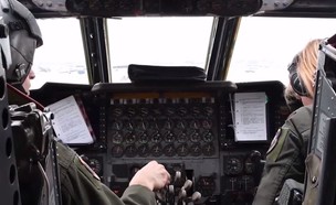 טייס וטייסת קרב בתא הטייס (צילום: Defense News@YouTube)