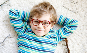 ילד עם משקפיים (צילום: shutterstock By Romrodphoto)