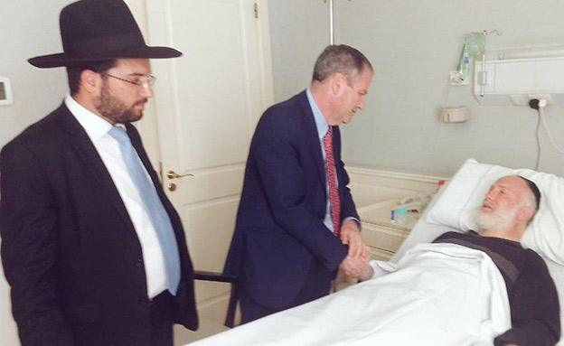 שגריר ישראל בארגנטינה בביקור אצל הרב שהותקף (צילום: שגריר ישראל בארגנטינה, חדשות)