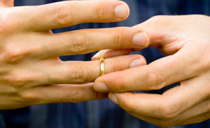 גבר מוריד טבעת נישואים מהאצבע (צילום: istockphoto)