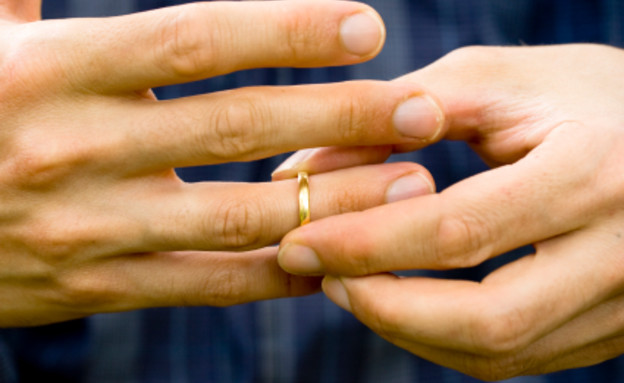 גבר מוריד טבעת נישואים מהאצבע (צילום: istockphoto)