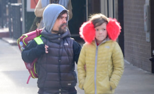 פיטר דינקלג' ובתו (צילום: SplashNews)