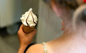 ילדה אוכלת גלידה (צילום:  Askolds Berovskis, shutterstock)