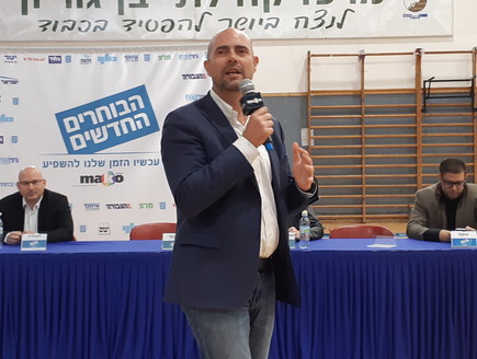 אמיר אוחנה בפאנל הבוחרים החדשים בחולון (צילום: אפרת ליסון, סקאי הפקות)